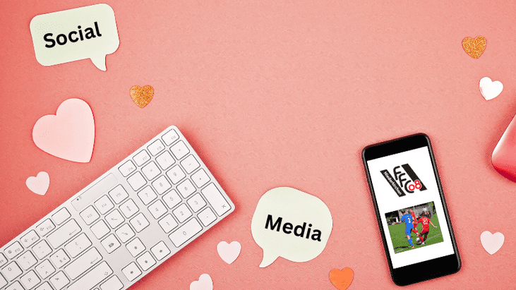 Tastatur und Maus auf pinkem Hintergrund, umgeben von Herzen und Sprechblasen mit den Worten &bdquo;Social&ldquo; und &bdquo;Media&ldquo;.