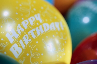 Bunte Luftballons mit einem gelben Ballon, auf dem "Happy Birthday!" und "5 Jahre 1.FFC Niederkirchen" steht.