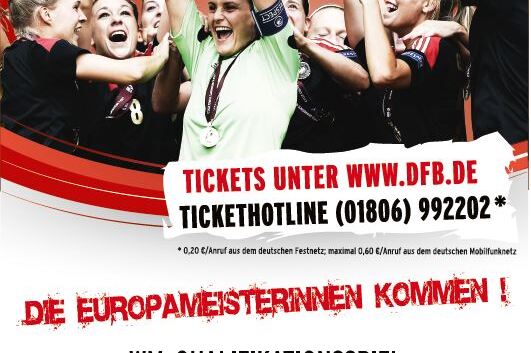 Gruppenszene von jubelnden Fu&szlig;ballspielerinnen, die einen Pokal halten, mit Informationen zu einem WM-Qualifikationsspiel.