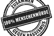 Stempel mit der Aufschrift &bdquo;Zusammen 100% Menschenw&uuml;rde gegen Rassismus&ldquo; in Schwarz und Wei&szlig; auf transparentem Hintergrund.