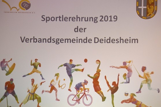Banner zur Sportlerehrung 2019 der Verbandsgemeinde Deidesheim mit sportlichen Illustrationen und Logo.
