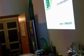 Vorbereitungstisch f&uuml;r ein Workshop-Event mit Informationsmaterialien und einer Pr&auml;sentation zur Internetkompetenz.