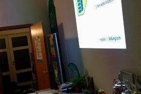 Vorbereitungstisch f&uuml;r ein Workshop-Event mit Informationsmaterialien und einer Pr&auml;sentation zur Internetkompetenz.