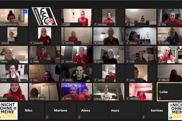 Virtuelles Meeting mit mehreren Frauen in Rot, die an einem Videoanruf teilnehmen, mit verschiedenen Gesichtern und Hintergr&uuml;nden.