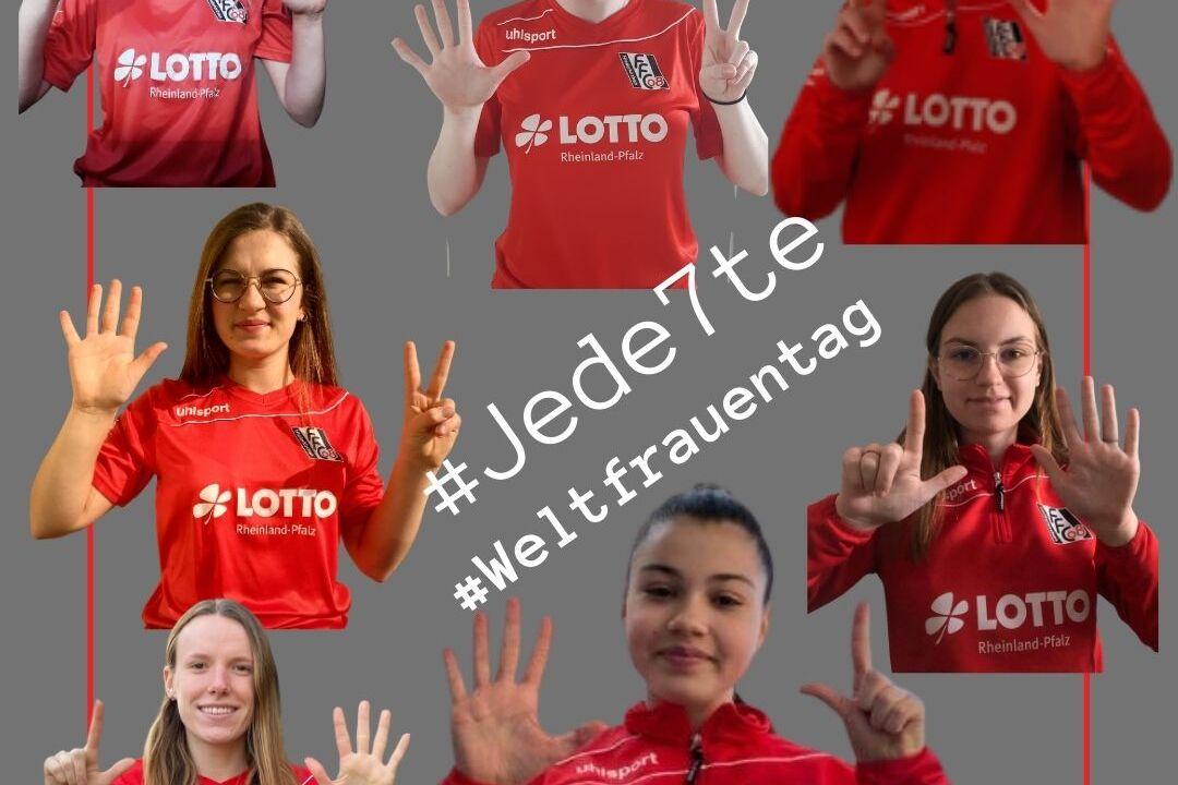 Gruppenbild mit sechs Personen in roten Trikots, die zum Weltfrauentag mit dem Hashtag #Jede7te die Hände heben.