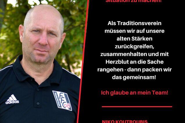 Portrait eines Mannes mit kurzem Haar, in sportlicher Bekleidung, darunter ein Zitat &uuml;ber Teamarbeit und Tradition.