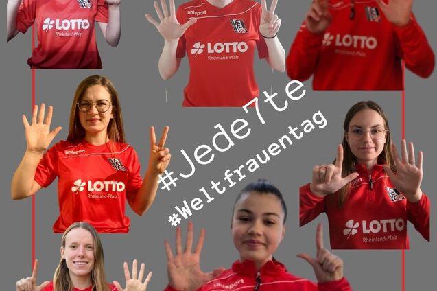 Gruppenbild mit sechs Personen in roten Trikots, die zum Weltfrauentag mit dem Hashtag #Jede7te die H&auml;nde heben.