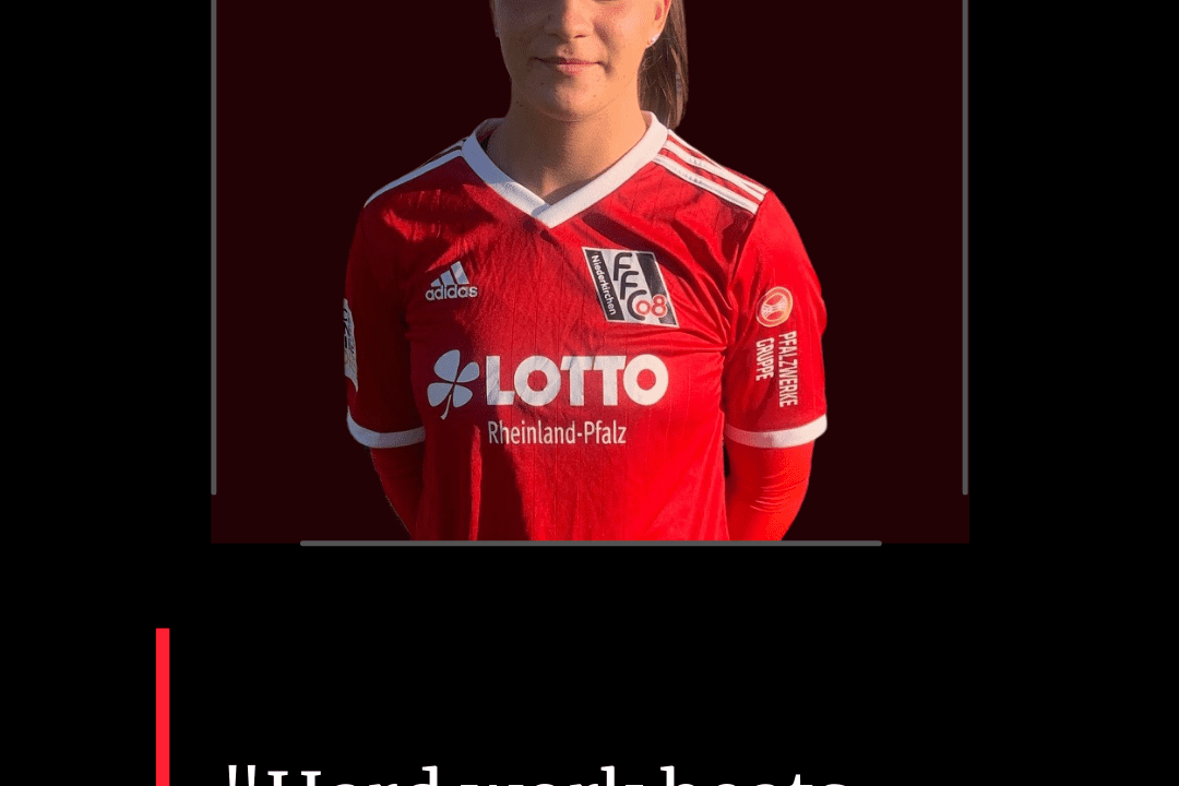 Portr&auml;t einer Spielerin im roten Trikot des 1. FFC Niederkirchen, mit einem Zitat und ihrem Namen darunter.