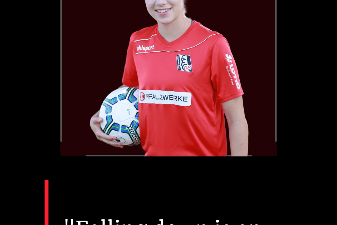 Junge Frau in rotem Trikot h&auml;lt einen Fu&szlig;ball, mit Zitat und Name unterhalb auf schwarzem Hintergrund.