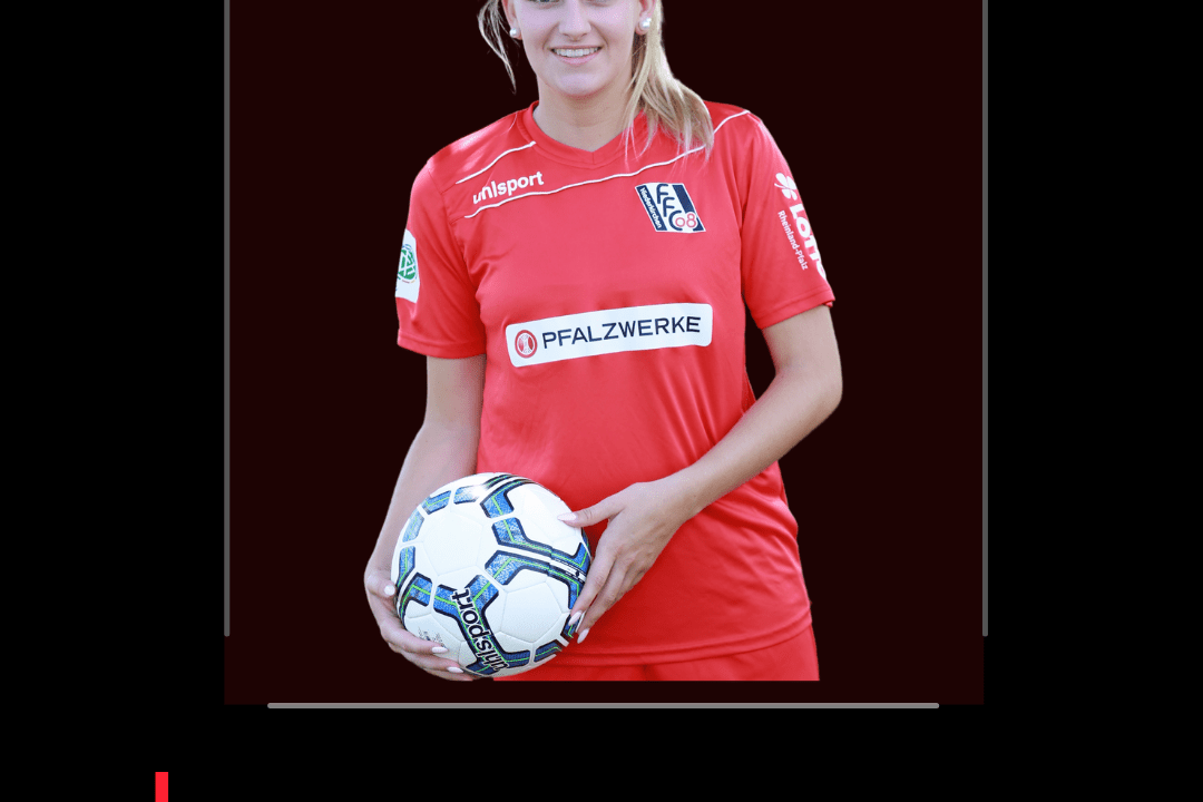 Portrait einer Spielerin in rot, die einen Fußball hält, mit Zitat und Namen auf schwarzem Hintergrund.