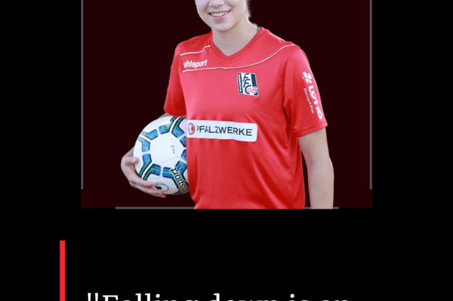 Junge Frau in rotem Trikot h&auml;lt einen Fu&szlig;ball, mit Zitat und Name unterhalb auf schwarzem Hintergrund.