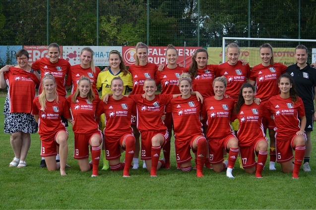 Mannschaftsaufnahme einer Frauenfu&szlig;ballmannschaft in roten Trikots, bestehend aus 13 Spielerinnen und 2 Betreuern.