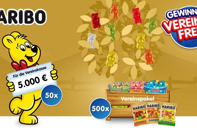 HARIBO-B&auml;r mit Gewinnschein f&uuml;r Vereinsf&ouml;rderung neben bunten Gummib&auml;rchen auf einem Holzregal.