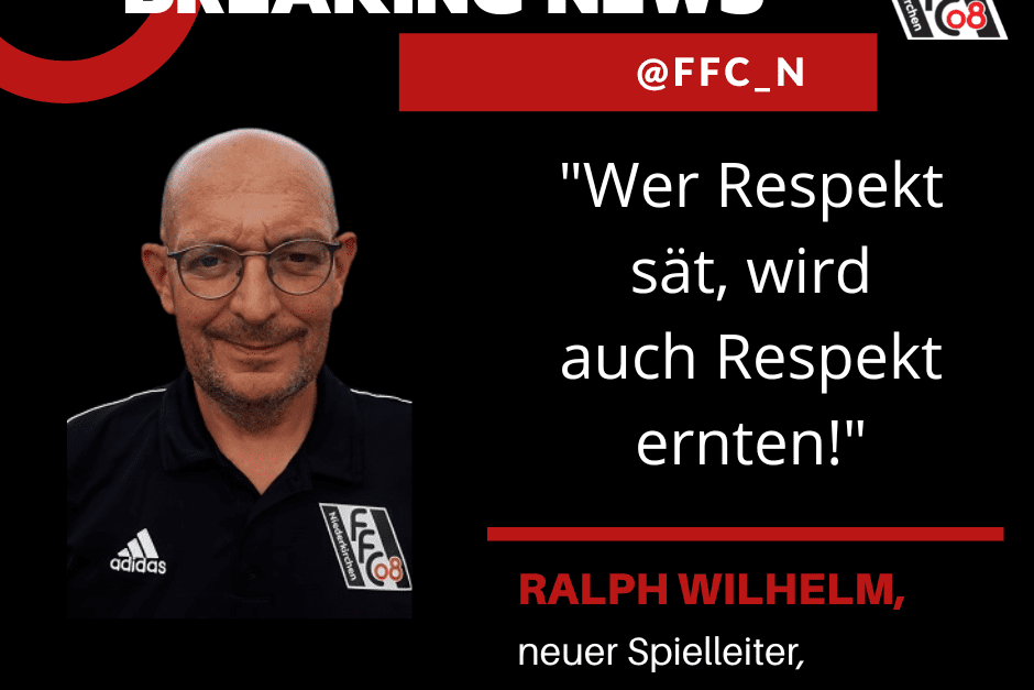 Porträt eines Mannes mit Brille, der ein schwarzes Shirt trägt, mit Text über seine Ernennung als Spielleiter.