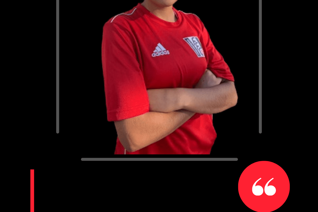 Porträt einer jungen Frau in rotem Fußballtrikot mit verschränkten Armen, Zitat und Vereinsinformation im Design.