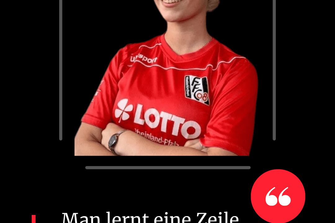 Porträt einer jungen Fußballspielerin in rotem Vereinsshirt, mit einem Zitat über das Lernen aus Erfolgen und Misserfolgen.