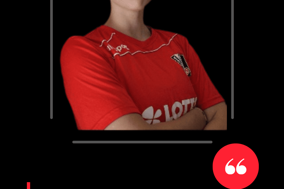 Portr&auml;t einer sportlichen Frau in rotem Trikot mit einem Zitat &uuml;ber Durchhalteverm&ouml;gen, Hintergrund in Schwarz.