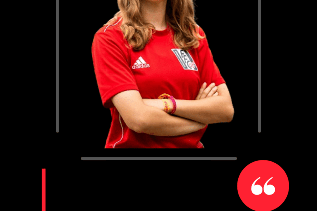 Portr&auml;t einer jungen Frau in einem roten Trikot mit verschr&auml;nkten Armen, zitiert im Kontext des 1. FFC Niederkirchen.