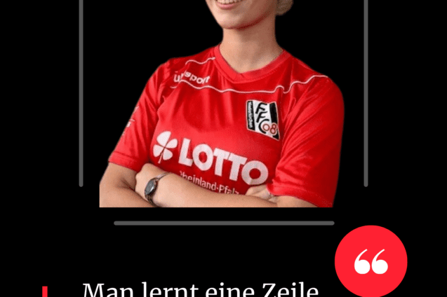 Portr&auml;t einer jungen Fu&szlig;ballspielerin in rotem Vereinsshirt, mit einem Zitat &uuml;ber das Lernen aus Erfolgen und Misserfolgen.
