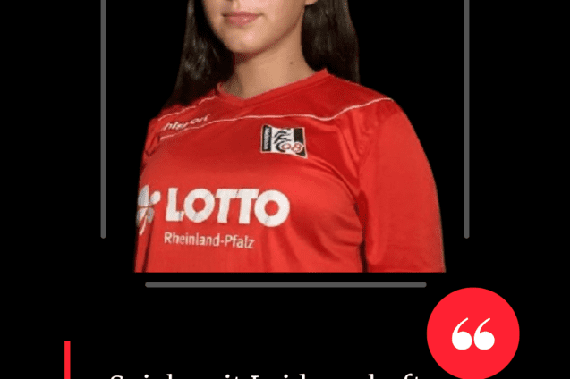Portr&auml;t einer jungen Frau in einem roten Fu&szlig;balltrikot des 1. FFC Niederkirchen mit einem Zitat &uuml;ber Leidenschaft und Spa&szlig;.