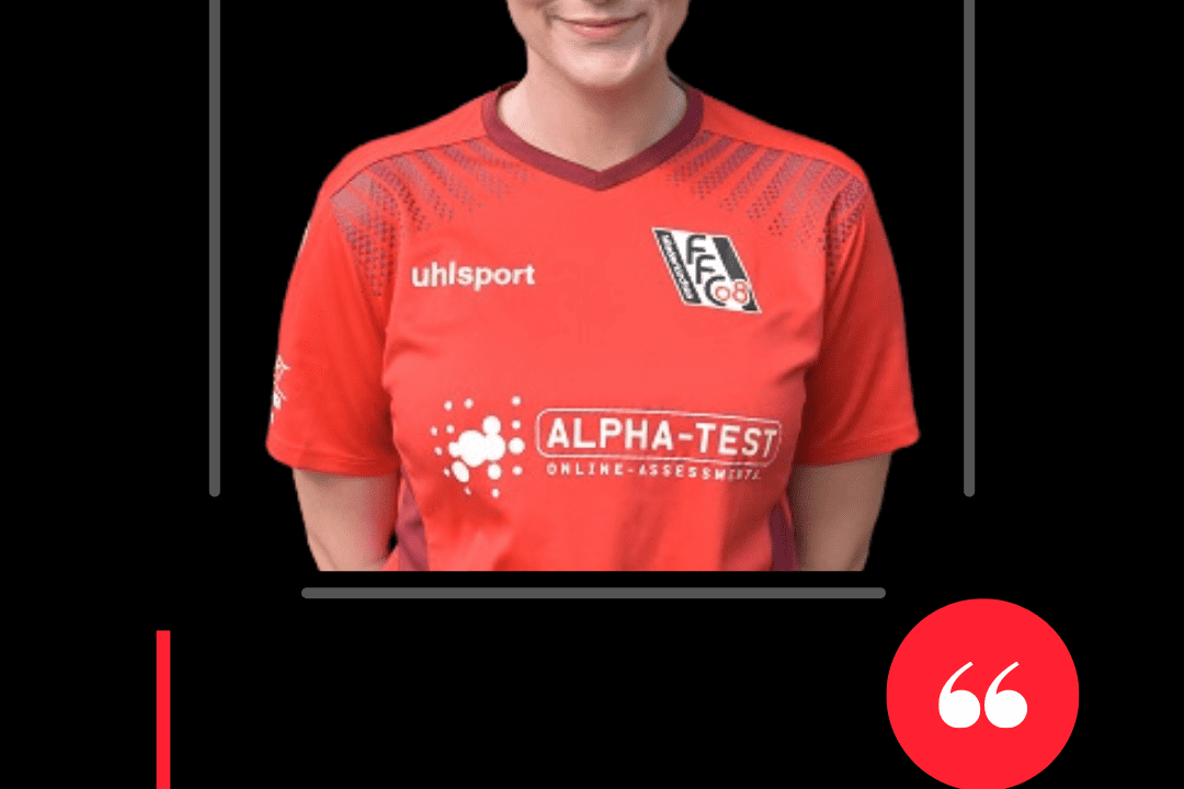 Portr&auml;t von Jacintha Freym&uuml;ller in rotem Trikot des 1. FFC Niederkirchen, mit dem Motto &bdquo;St&auml;rker, H&auml;rter, Kampfbereit!&ldquo;