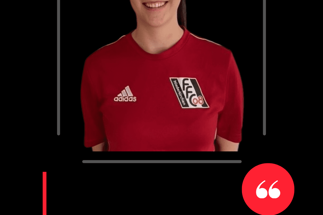 Porträt von Luisa Knapp in rotem Trikot des 1. FFC Niederkirchen mit einem Zitat: „Ich gebe niemals auf!“