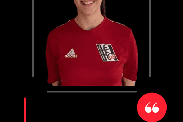 Portr&auml;t von Luisa Knapp in rotem Trikot des 1. FFC Niederkirchen mit einem Zitat: &bdquo;Ich gebe niemals auf!&ldquo;