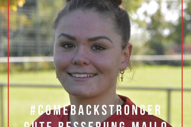 Portr&auml;t eines l&auml;chelnden M&auml;dchens in rotem Sporttrikot, mit der Aufschrift &bdquo;#COME BACK STRONGER&ldquo; im Hintergrund.