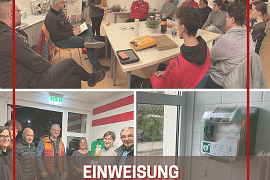 Einweisung zur Handhabung eines Defibrillators in einer Gruppe, bestehend aus mehreren Personen in einem Raum.