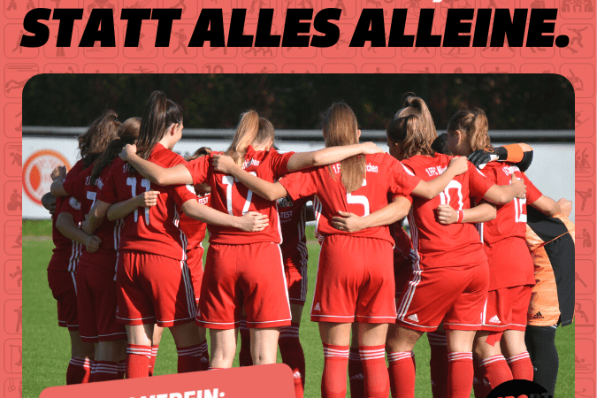 Gruppe von Frauen in roten Fu&szlig;balltrikots umarmt sich auf dem Spielfeld, im Hintergrund ein Stadion.