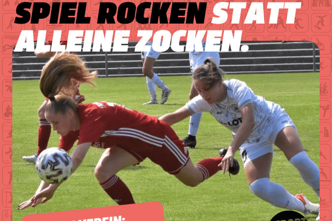 Zwei Fu&szlig;ballspielerinnen k&auml;mpfen um den Ball auf dem Spielfeld, im Hintergrund weitere Spielerinnen.