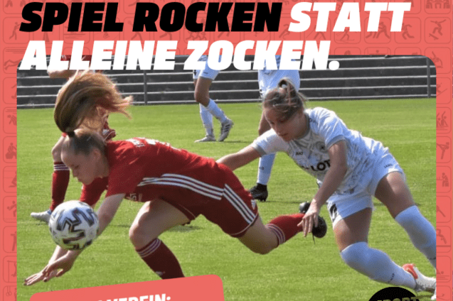 Zwei Fu&szlig;ballspielerinnen k&auml;mpfen um den Ball auf dem Spielfeld, im Hintergrund weitere Spielerinnen.