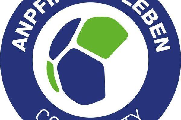 Logo mit dem Text &bdquo;ANPFIFF INS LEBEN COMMUNITY&ldquo; und einem stilisierten Ball in Blau, Gr&uuml;n und Wei&szlig;.