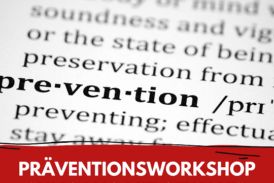 Nahaufnahme eines W&ouml;rterbuchauszugs &uuml;ber "Pr&auml;vention" mit Text zu einem Workshop &uuml;ber Gewaltbew&auml;ltigung.