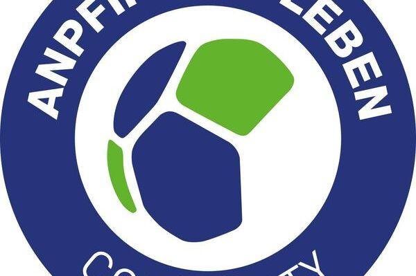 Logo mit dem Text &bdquo;ANPFIFF INS LEBEN COMMUNITY&ldquo; und einem stilisierten Ball in Blau, Gr&uuml;n und Wei&szlig;.
