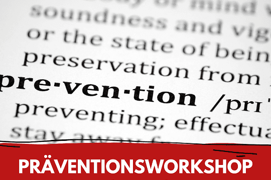 Nahaufnahme eines W&ouml;rterbuchauszugs &uuml;ber "Pr&auml;vention" mit Text zu einem Workshop &uuml;ber Gewaltbew&auml;ltigung.