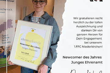 Person h&auml;lt eine Urkunde mit der Aufschrift &bdquo;Newcomer des Jahres &ndash; Junges Ehrenamt&ldquo; in einem feierlichen Raum.