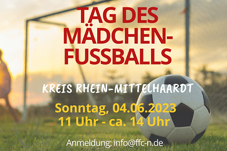 Plakat f&uuml;r den &bdquo;Tag des M&auml;dchenfu&szlig;balls&ldquo; mit Datum, Uhrzeit und Kontaktinformation auf Fu&szlig;ballfeld.
