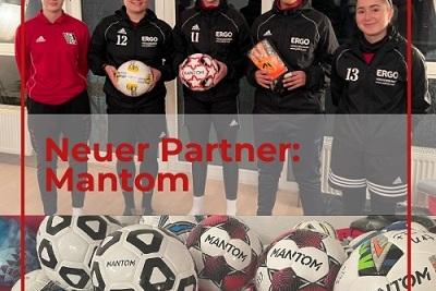 F&uuml;nf Personen in Sportbekleidung stehen hinter einem Tisch mit B&auml;llen, darunter verschiedene Fu&szlig;ballmodelle von Mantom.