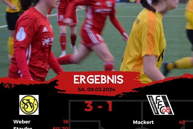 Ergebnisanzeige eines Fußballspiels: SV Weber Staufer 3, FC Mackert 1, Spielerinnen in Aktion auf dem Spielfeld.