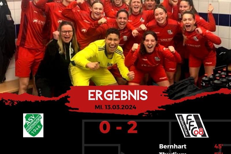 Gruppe jubelnder Frauen in roten Sportanz&uuml;gen und Torwart in gelber Kleidung, nach einem Spiel im Umkleideraum.