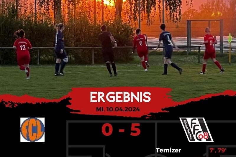 Fußballspiel mit sunset; Spieler laufen bei einem Ergebnis von 0-5 auf dem Feld, Werbung am unteren Bildrand.