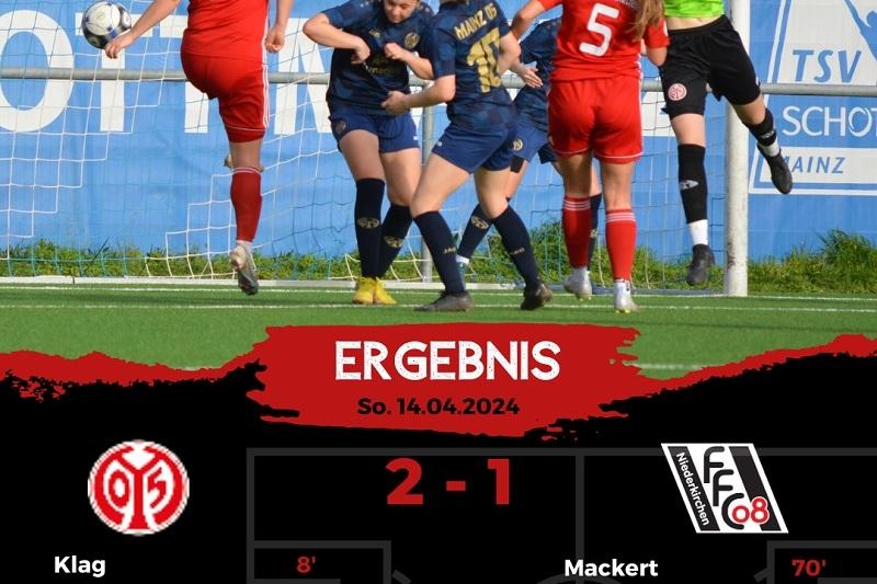 Spielszene mit zwei Frauenfußballmannschaften, eine Spielerin schießt, während andere in der Nähe agieren. Ergebnis 2-1.
