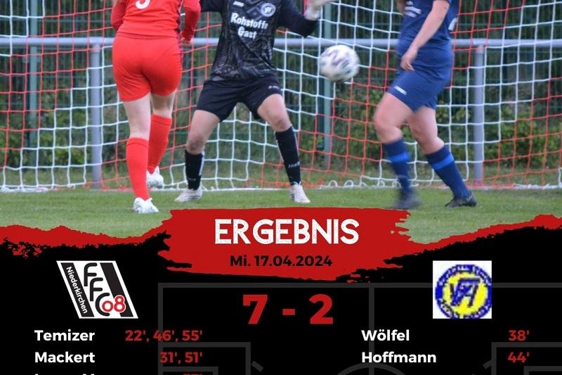 Torwart hält den Ball während des Spiels zwischen den Frauenfußballmannschaften FFC08 Niederkirchen und Wölfel, Ergebnis 7-2.