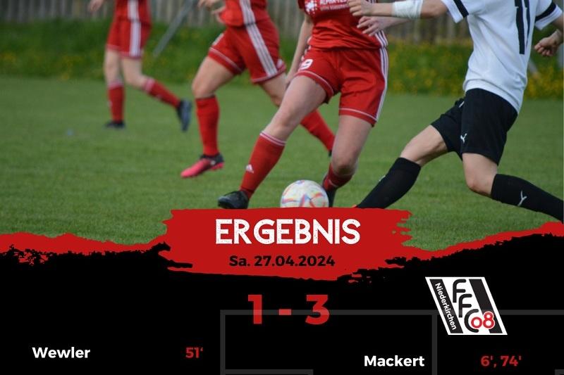 Spielszene mit zwei Fußballerinnen: Eine in rotem Trikot dribbelt, während eine weitere in Schwarz versucht, den Ball zu erobern.