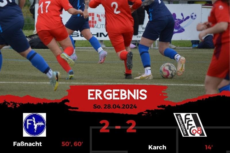 Aktion auf dem Fußballfeld: Spielerinnen in roten und blauen Trikots kämpfen um den Ball während des Spiels.