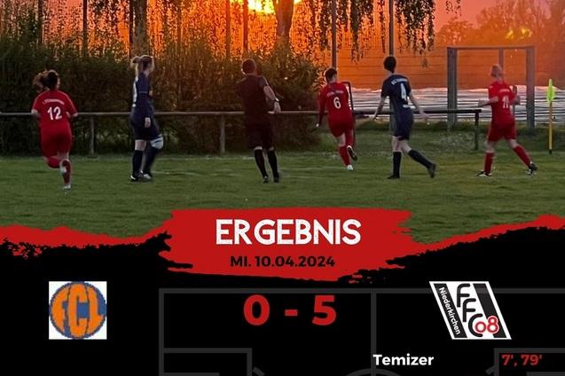 Fu&szlig;ballspiel mit sunset; Spieler laufen bei einem Ergebnis von 0-5 auf dem Feld, Werbung am unteren Bildrand.