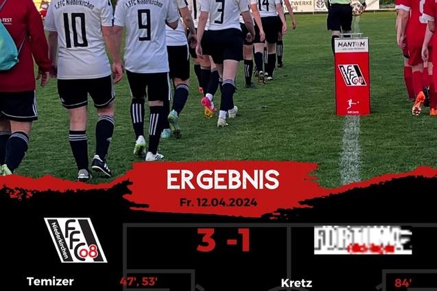 Frauenfu&szlig;ballteam in wei&szlig;en Trikots geht vom Platz, Ergebnis 3-1, Datum: 12.04.2024, mit Spielergebnissen.