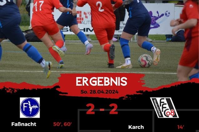 Aktion auf dem Fu&szlig;ballfeld: Spielerinnen in roten und blauen Trikots k&auml;mpfen um den Ball w&auml;hrend des Spiels.