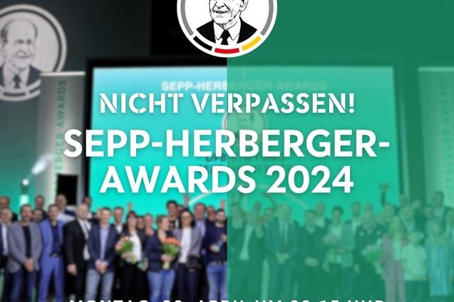 Veranstaltungsank&uuml;ndigung f&uuml;r die Sepp-Herberger-Awards 2024 mit mehreren Personen auf der B&uuml;hne und gr&uuml;ner Hintergrund.